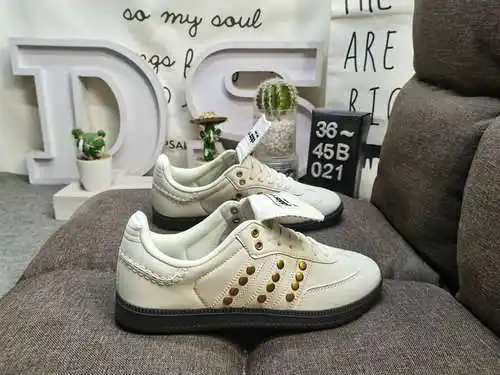 021D te lleva de regreso al clásico más original y eterno, / Clover Adidas WB Studded Samba OG Samba