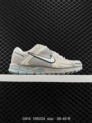 2 NK Zoom Vomero Zapatillas casual retro ligeras en gris desierto. Hecho de paneles de fibra de cuer