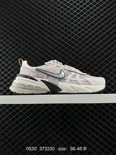Las zapatillas Nike NIKE V2K RUN son tendencia retro. Zapatillas de malla transpirable. El material 