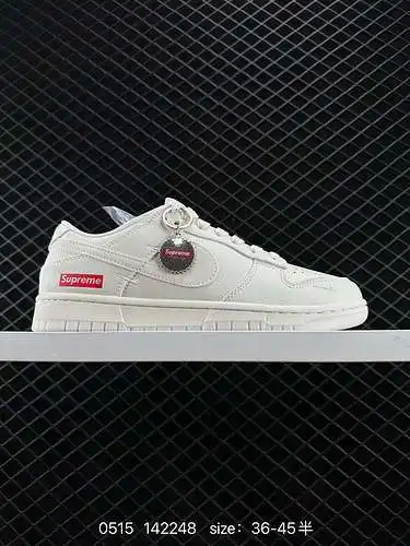24 Supreme x Nike Dunk Low de nivel corporativo con doble swoosh en color blanquecino. Este modelo a