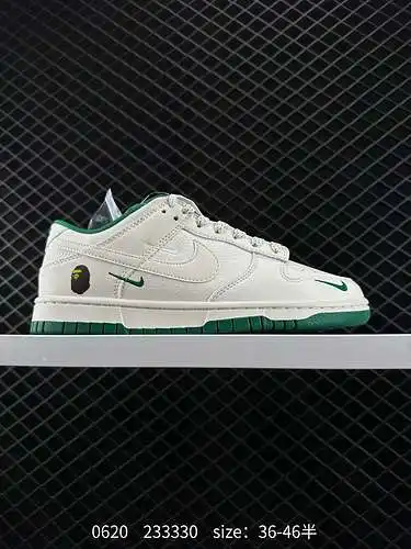 Nike SB Dunk Low tiene la marca compartida con la cabeza del hombre mono. Es producido por una fábri