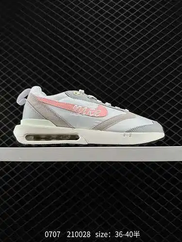 4 Los zapatos deportivos informales, versátiles y con cámara de aire de caña baja Nike Air Max Dawn 