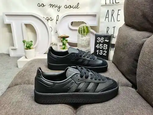 Los zapatos 132D para hombre y mujer son modelos auténticos de media talla. Fabricada en piel de ant
