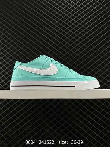 La zapatilla Nike Court Legacy rinde homenaje al legado de la cultura del tenis combinando una silue