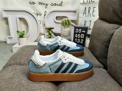 Los zapatos 132D para hombre y mujer son modelos auténticos de media talla. Fabricada en piel de ant