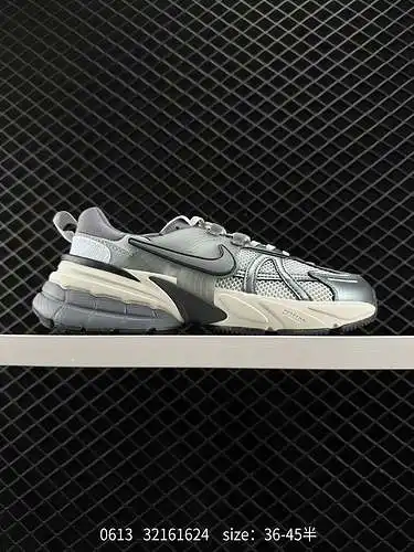 2 Las zapatillas de running Nike NIKE V2K RUN son tendencia retro. Zapatillas de malla transpirable.