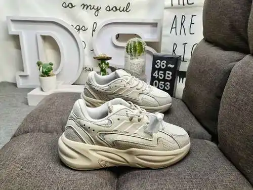 053DZapatillas deportivas ligeras oficiales OZELLE adidas. Este par de zapatillas deportivas ligeras