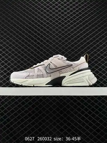 6 Zapatillas retro bajas NIKE V2K Runtekk, amortiguadoras y antideslizantes. El material se compone 