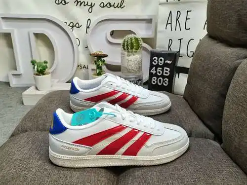 803D CORPORATE ADADIS PREDATOR FREESTYLE La pieza vintage muestra una artesanía de alta calidad con 