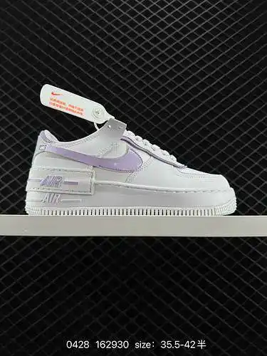 Las zapatillas ligeras y versátiles de tiro alto y caña baja de Nike Air Force Shadow "Spliced 