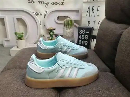 Los zapatos 699D para hombre y mujer son modelos auténticos de media talla. Fabricada en piel de ant