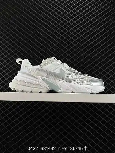 6 Las zapatillas para correr Nike NIKE V2K RUN son tendencia retro. Zapatillas de malla transpirable
