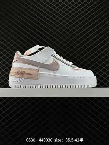 Las zapatillas ligeras y versátiles de tiro alto y caña baja de Nike Air Force Shadow "Spliced 