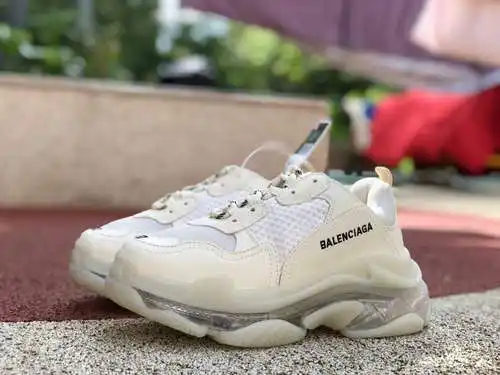 Balenciaga zapatos papá Balenciaga Triple S acolchados blanco roto Balenciaga