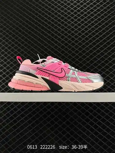3 Las zapatillas para correr Nike NIKE V2K RUN son tendencia retro. Zapatillas de malla transpirable