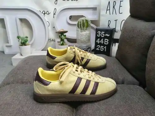 Zapatillas deportivas retro Adidas Bermuda END de un solo producto a nivel de empresa 251D. El cuerp