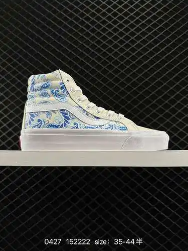 Vans Vault OG Sk8-Hi es el primero en lucir la nueva serie de porcelana azul y blanca. La porcelana 