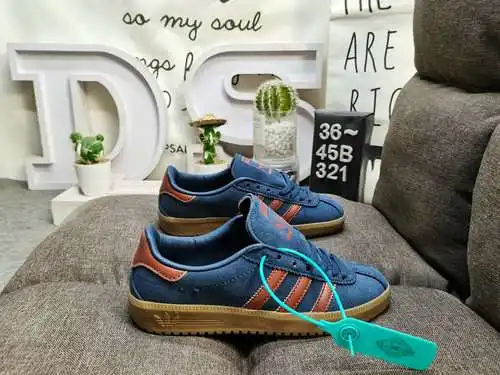 Zapatillas deportivas retro Adidas Bermuda END de un solo producto a nivel de empresa 321D. El cuerp