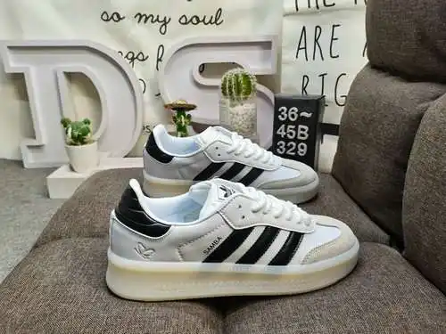 Los zapatos 329D para hombre y mujer son modelos auténticos de media talla. Fabricada en piel de ant