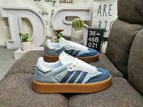 Los zapatos 021D para hombre y mujer son modelos auténticos de media talla. Fabricada en piel de ant