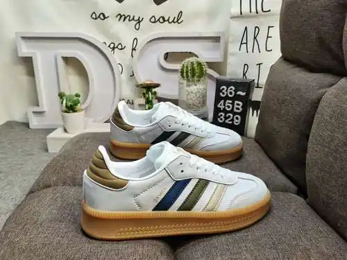 Los zapatos 329D para hombre y mujer son modelos auténticos de media talla. Fabricada en piel de ant