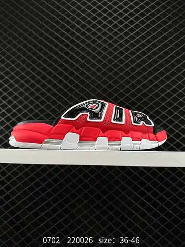 3 NIKE AIR MORE Uptempo Slide está inspirada en la popular cultura del graffiti callejero. El estilo