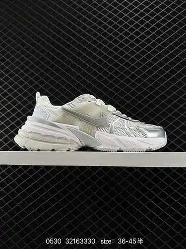 Las zapatillas Nike NIKE V2K RUN son tendencia retro. Zapatillas de malla transpirable. El material 