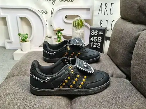 122D te lleva de regreso al clásico más original y eterno, / Clover Adidas WB Studded Samba OG Samba