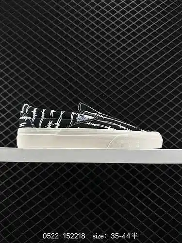 9. La impresión de alambre de púas de Vans OG Slip-On LX es el tema. Naturalmente, el diseño general