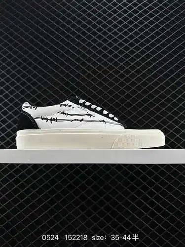9 La última serie de Vance utiliza el negro como nota clave para crear zapatos, respectivamente, par