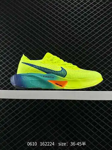 2 zapatillas NK ZoomX Vaporfly Next% 3 para correr maratón. La parte superior utiliza la nueva tecno