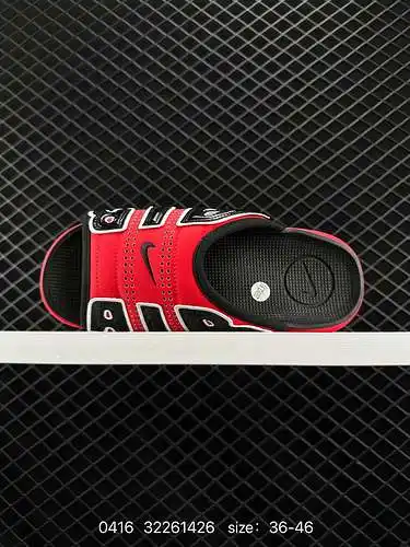 3 NIKE AIR MORE Uptempo Slide está inspirada en la popular cultura del graffiti callejero. El estilo