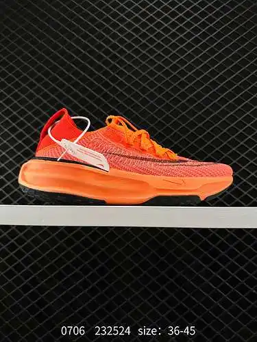 2 zapatillas Nike Nike ZOOMX INVINCIBLE RUN FK 3 de estilo funcional con suela gruesa que realzan lo