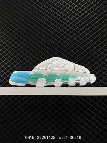 4 NIKE AIR MORE Uptempo Slide FN3437-6 está inspirada en la popular cultura del graffiti callejero. 