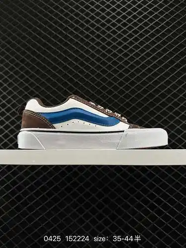 2 zapatillas Vans Classics Knu Skool pan con lengüeta gruesa y cordones tipo damero. Los zapatos tip