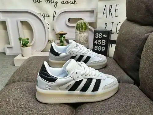 Los zapatos 699D para hombre y mujer son modelos auténticos de media talla. Fabricada en piel de ant