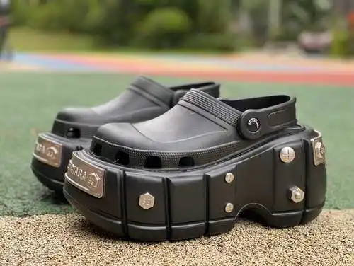 Balenciaga Crocs Negro Plata Metal Balenciaga Balenciaga EVA Punta redonda Zapatos ligeros con punta