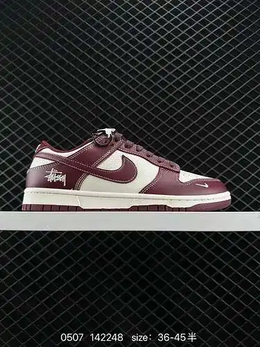 24 Nike SB Dunk Low, de marca compartida con Stussi, es producida por un importante fabricante. Muy 