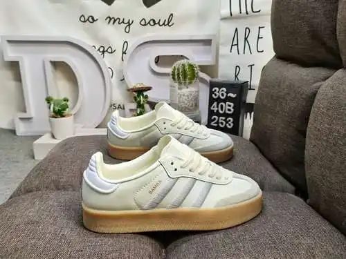 Los zapatos 253D para hombre y mujer son modelos auténticos de media talla. Fabricada en piel de ant