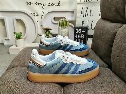 Los zapatos 134D para hombre y mujer son modelos auténticos de media talla. Fabricada en piel de ant