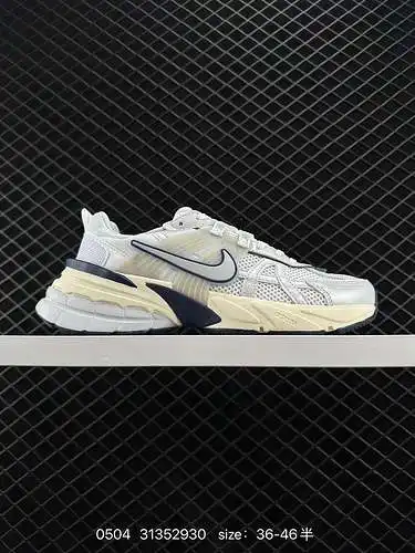 Las zapatillas Nike NIKE V2K RUN son tendencia retro. Zapatillas de malla transpirable. El material 