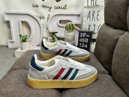 Los zapatos 134D para hombre y mujer son modelos auténticos de media talla. Fabricada en piel de ant