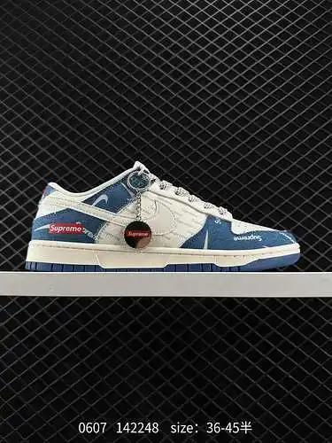 24 Denim azul de nivel corporativo Supreme x Nike Dunk Low. Este modelo aboga por romper las tradici