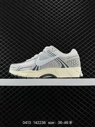 8 Las zapatillas para correr informales, livianas y retro, NK Zoom Vomero, color gris desierto, de n