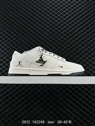 24 Nivel corporativo LV x Nike Dunk Low Double Hook Beige Este modelo aboga por romper con las tradi