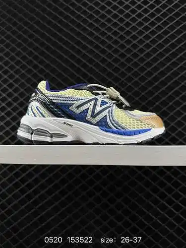 Zapatillas de correr para niños NB 86 con cordones. Estos zapatos deportivos para niños muestran un 