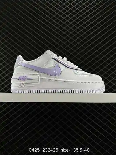 3 macarrones Nike Air Force Low, horma original y cartón original, creando una versión pura de la fu