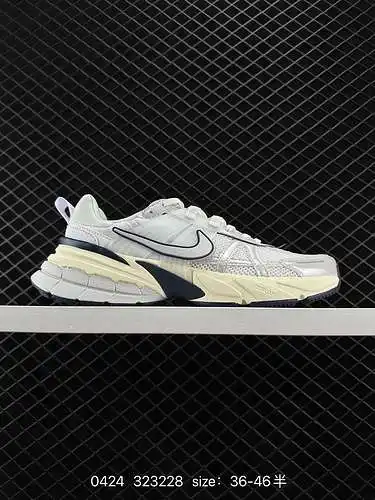 4 Las zapatillas para correr Nike NIKE V2K RUN son tendencia retro. Zapatillas de malla transpirable