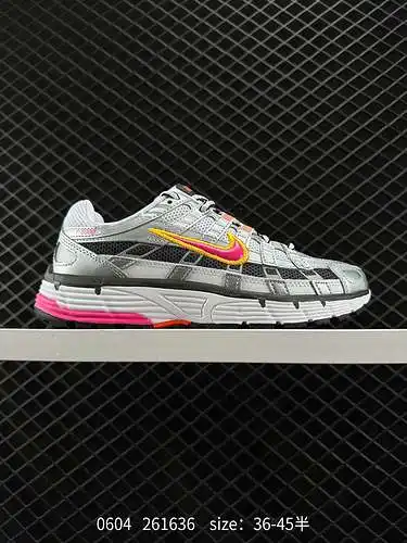 8 Las zapatillas para correr Nike p-6 usan ganchos rojos tanto en el lado interior como en el exteri