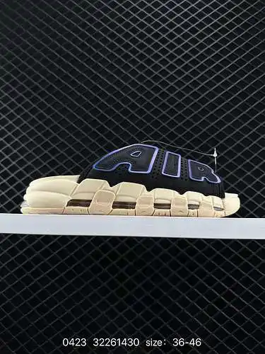 NIKE AIR MORE Uptempo Slide FN3437-6 está inspirada en la popular cultura del graffiti callejero. El